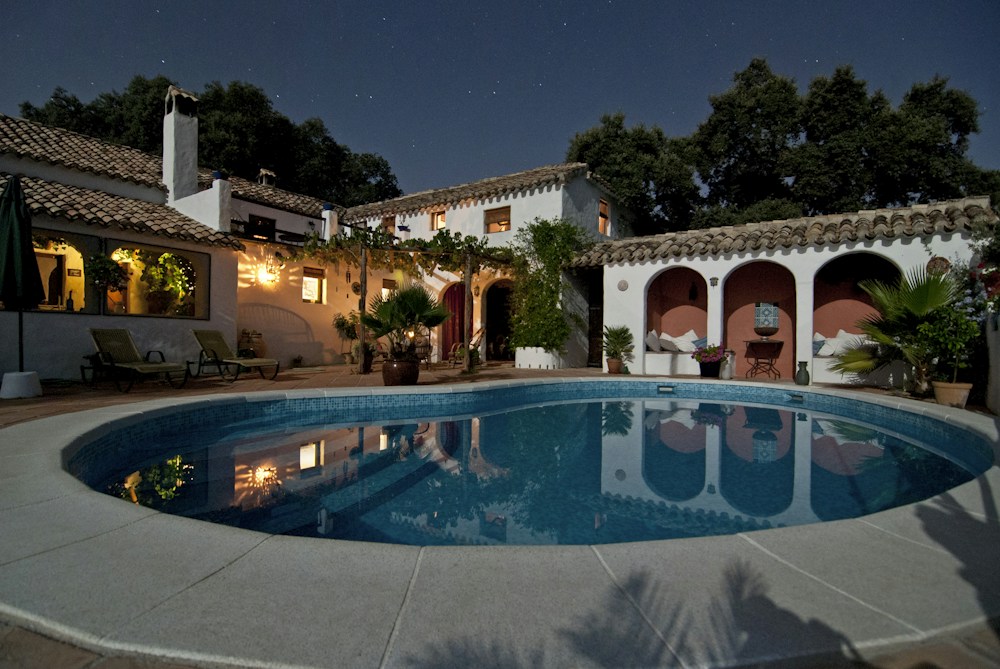 Terrasse et piscine d’une maison de vacances en soirée